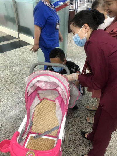 圖片1.png“真情服務(wù)”是讓旅客更加安心、放心、舒心的出行。行查室作為部門進(jìn)港服務(wù)的最后一個(gè)環(huán)節(jié)，在日常工作中也很注重服務(wù)細(xì)節(jié)。6月10日，行查室工作人員幫助旅客打開嬰兒車，為她排憂解難。.png