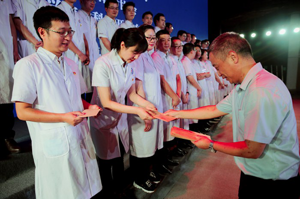 1597891656385435.png 綿陽(yáng)機(jī)場(chǎng)為援鄂醫(yī)護(hù)人員捐贈(zèng)戰(zhàn)疫英雄卡 踐行國(guó)企擔(dān)當(dāng)2.png