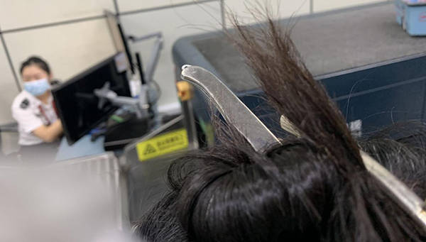 1598499041126780.png 旅客藏水果刀當(dāng)發(fā)簪 安檢員一眼識(shí)破.png