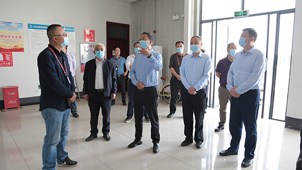 1651215165524256.jpg 市政協(xié)副主席趙朝暉在綿陽機場視察監(jiān)督2.jpg