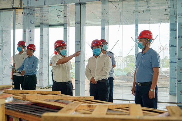 1653619548140602.jpg 經(jīng)開區(qū)黨工委調(diào)研綿陽機場T2航站樓項目建設情況.jpg