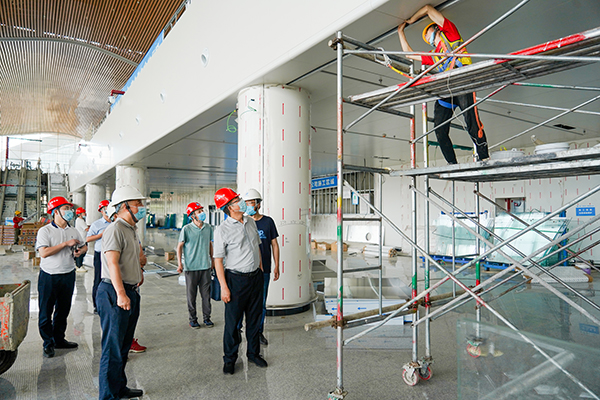 1654046460230220.jpg 市國(guó)資委敬東陽(yáng)主任帶隊(duì)調(diào)研綿陽(yáng)機(jī)場(chǎng)T2航站樓2.jpg