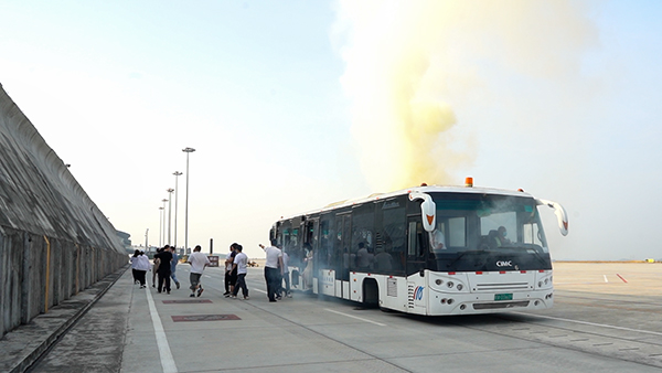綿陽機場積極組織開展航空器跑道突發(fā)事件應(yīng)急救援演練1.jpg