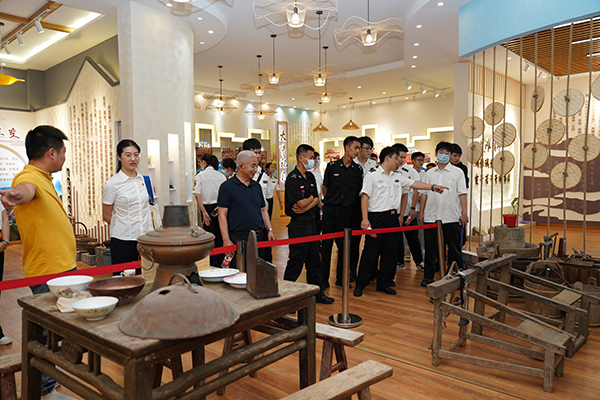 “助力鄉(xiāng)村振興，踐行艱苦奮斗” 將新員工黨性教育活動搬到對口幫扶村.jpg