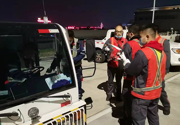 1668062448102863.jpg 機(jī)務(wù)特車隊牽移飛機(jī)保障T2順利啟用.jpg