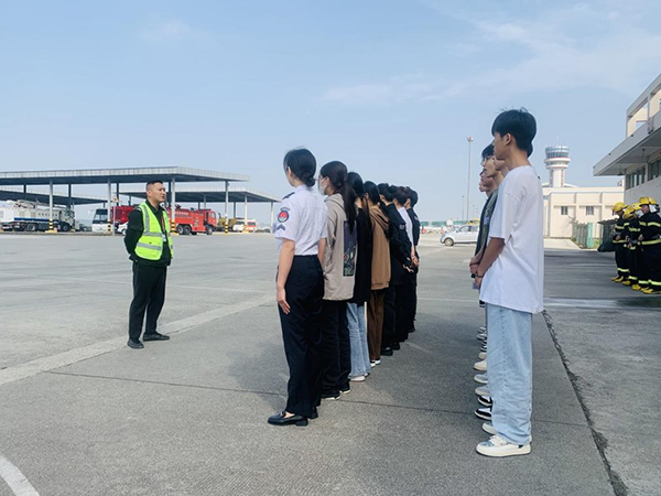 綿陽(yáng)機(jī)場(chǎng)安檢站對(duì)閬中機(jī)場(chǎng)、民航校  實(shí)習(xí)生開展軍訓(xùn).png