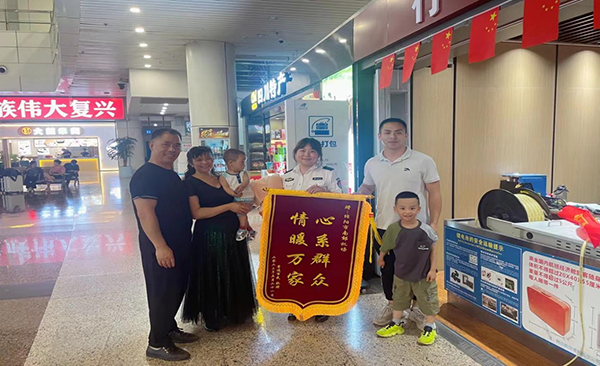 心系群眾，情暖萬家—— 綿陽機場安檢站暖心服務(wù)獲錦旗.png