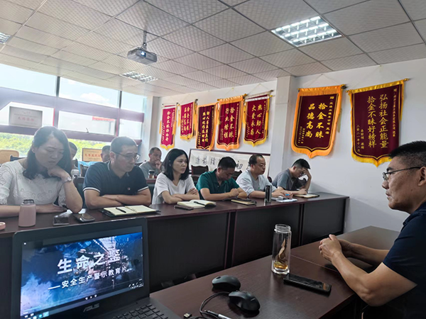 1685437750123582.png 空港出租車(chē)公司觀看學(xué)習(xí)《生命之鑒》警示教育片.png