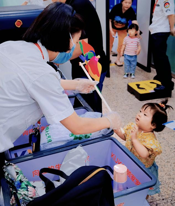 1685933285236158.png 第八黨支部開展“詩和遠(yuǎn)方,與你‘童’行”活動2.png