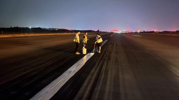 深夜，航班結(jié)束后，工作人員對(duì)跑道中心線進(jìn)行復(fù)新_副本.jpg